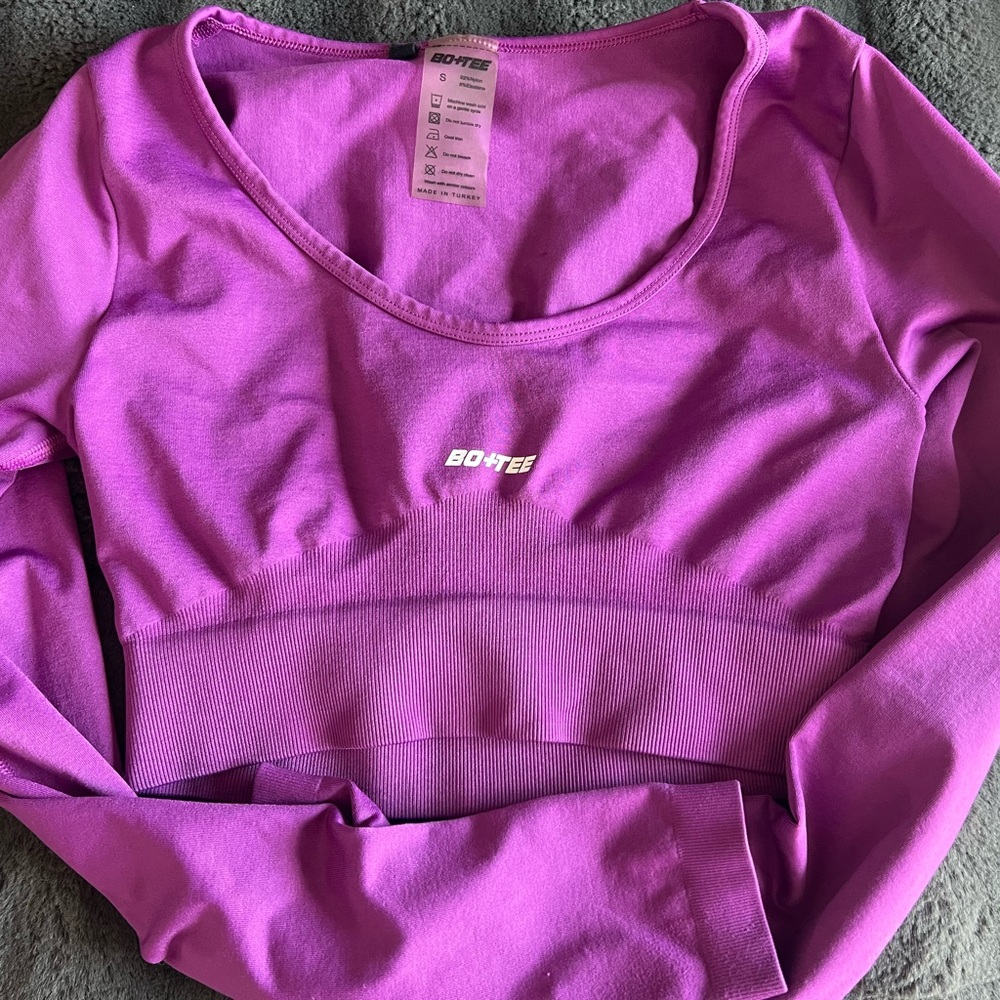 BO+TEE Long Sleeve Crop Top SM